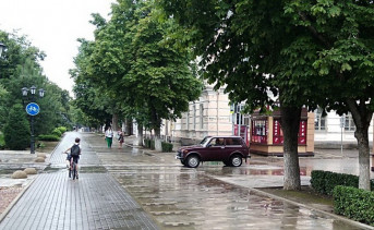 Петровский бульвар в Азове после дождя. Фото ruffnews.ru