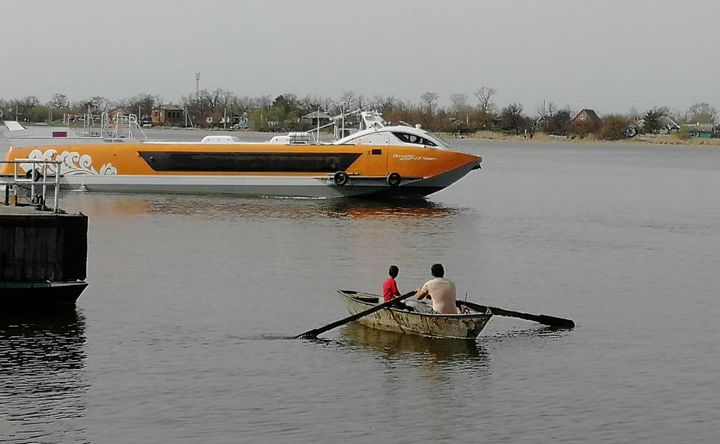 «Валдай 45Р» отходит от азовского причала. Фото ruffnews.ru