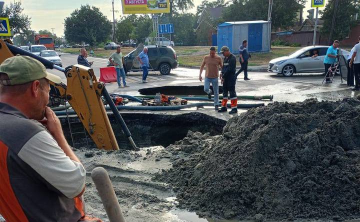 Порыв на городском коллекторе в Азове. Фото t.me/azov_novosti_sobitiya