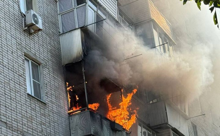 Горящий балкон в квартире на Севастопольской. Фото t.me/azov_sobytiya