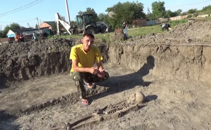 Дмитрий Зенюк на раскопе в хуторе Задонье. Скрин с видео отдела археологии Азовского музея–заповедника