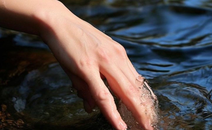 Женская рука в воде. Фото пресс-службы МЧС по Ростовской области