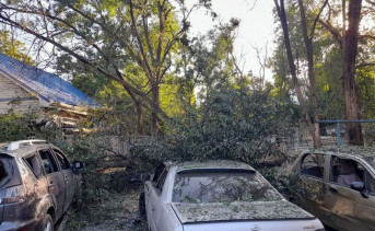 Повреждённые во время атаки БПЛА автомобили. Фото Ольги Максимовой