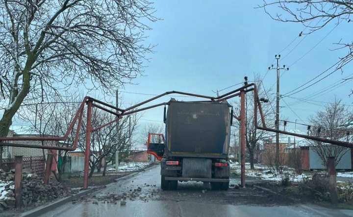 Грузовик, застрявший под газовой трубой. Фото telegram-канала «Водители Таганрога»