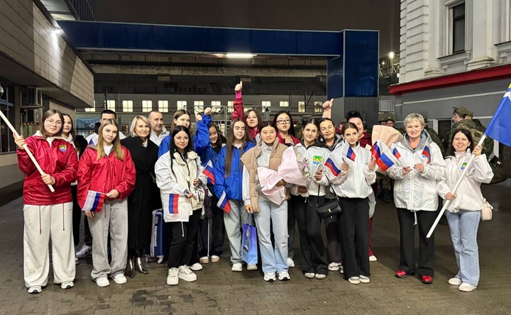 Встреча финалистки вокального конкурса Сабиной Ещановой. Фото пресс-службы администрации Азовского района