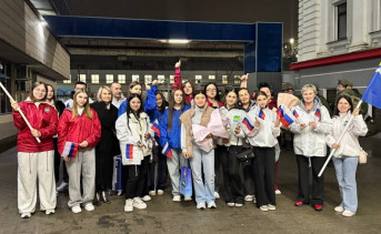 Встреча финалистки вокального конкурса Сабиной Ещановой. Фото пресс-службы администрации Азовского района