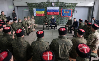 Юрий Слюсарь на встрече с бойцами отряда «Барс». Фото пресс-службы губернатора