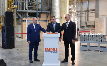 Юрий Слюсарь (в центре), Константин Бабкин (справа) и глава Ростова Александр Скрябин дают старт работе нового завода по производству цинковых белил. Фото пресс-службы губернатора Ростовской области