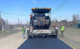 Укладка асфальта. Фото пресс-службы администрации Азовского района