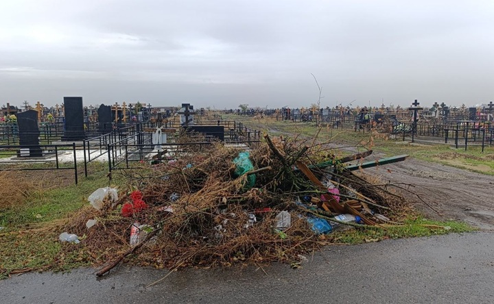 Свалочные очаги на кладбище. Фото Екатерины Гришиной