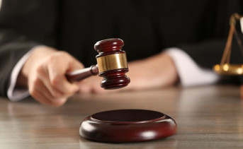 Судья с молотком. Фото пресс-службы СК России