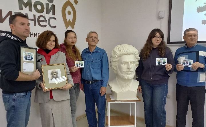 Акция по передаче ТХМ портрета и бюста Куинджи. Фото пресс-службы ТХМ