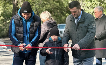 Николай Толмачёв (справа) вместе со спортсменами открывает площадку в роще «Красная весна». Фото telegram-канала Николая Толмачёва