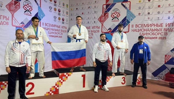 Лев Парасоцкий на пьедестале почёта. Фото пресс-службы ЮФУ