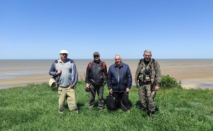 Учёные Павел Панин,  Вадим Титов, Александр Колесник и Игорь Гордин на берегу Таганрогского залива. Фото пресс-службы ЮНЦ РАН