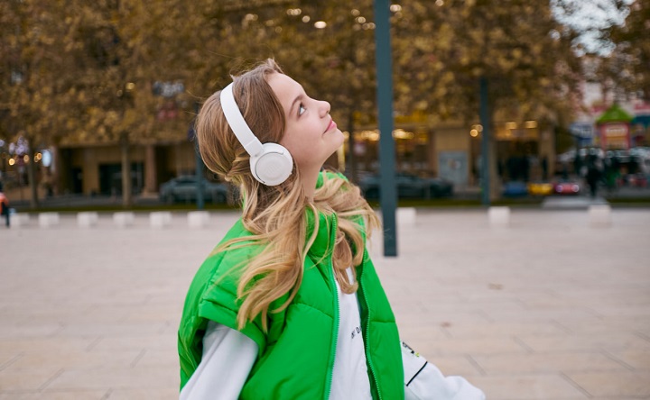 Девушка в наушниках. Фото предоставлено пресс-службой ПАО «МегаФон»
