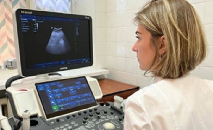 Врач выполняет УЗИ, фото minzdrav.donland.ru