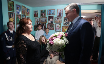 Юрий Слюсарь в гостях у семьи Короченцевых. Фото пресс-службы губернатора