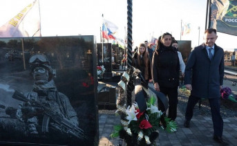 Юрий Слюсарь осмотрел Аллею Героев. Фото пресс-службы губернатора