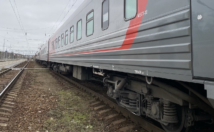 Пассажирский поезд на станции. Фото для иллюстрации ruffnews.ru