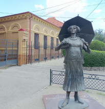 Памятник Фаине Раневской в г. Таганрог