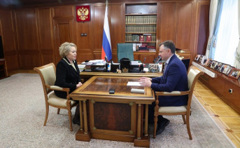 Юрий Слюсарь на встрече с Валентиной Матвиенко. Фото пресс-службы губернатора