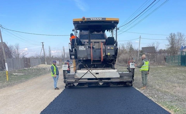 Укладка асфальта. Фото пресс-службы администрации Азовского района