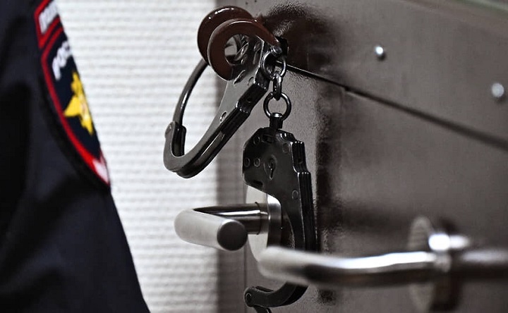 Наручники и шеврон полицейского. Фото пресс-службы Воронежского областного суда