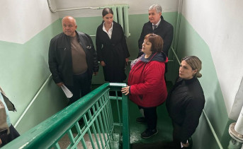 Встреча с жильцами аварийного дома. Фото telegram-канала Николая Толмачёва