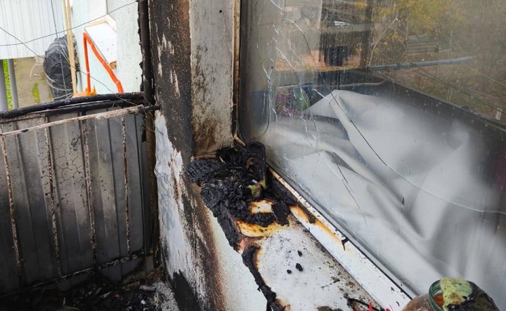 Обгорелый балкон. Фото пресс-службы МЧС России по Ростовской области