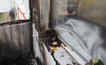 Обгорелый балкон. Фото пресс-службы МЧС России по Ростовской области