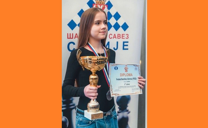 Анна Иващенко с дипломом и кубком. Фото с сайта Шахматного союза Сербии (serbiachess.org, Savo Tufegdžić i Lana Pazhiltseva)