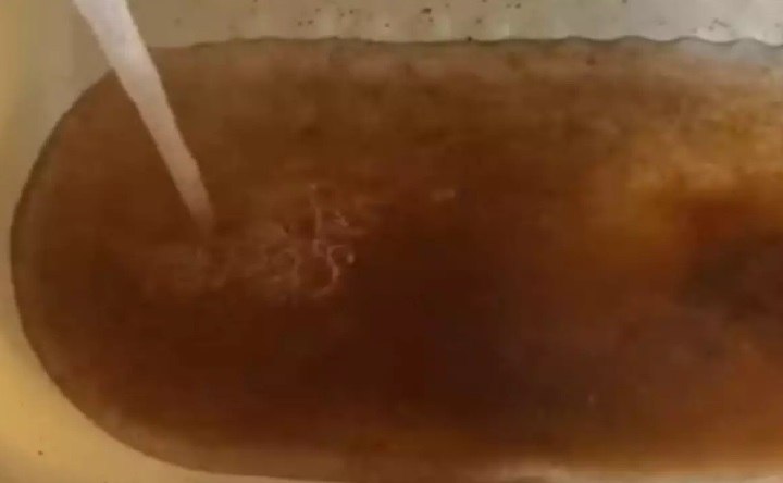 Ржавая вода. Скриншот видео telegram-канала «Подслушано в Азове»