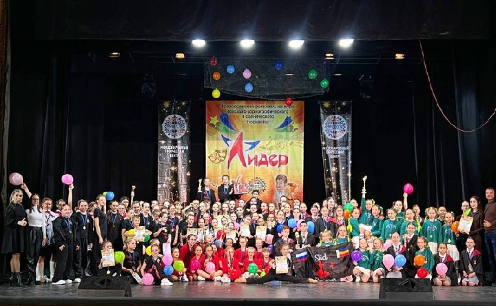 Образцовый хореографический ансамбль "Шик". Фото Евгения Недоруба