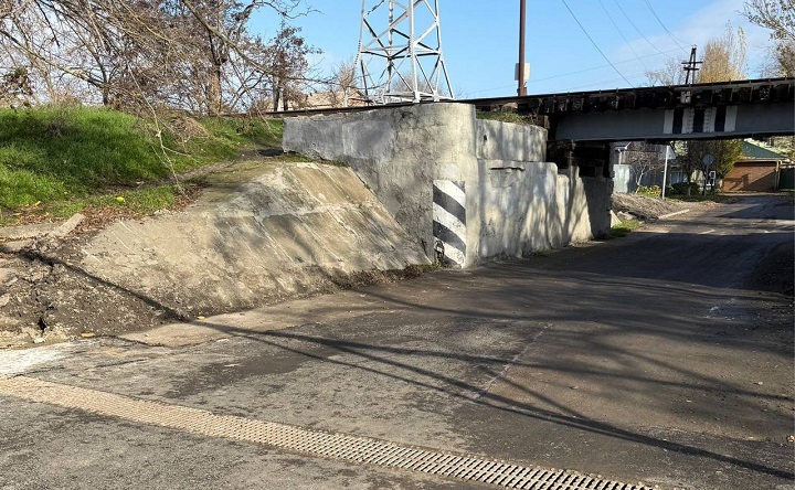 Решётки ливневой системы под Чёрным мостом. Фото telegram-канала Светланы Камбуловой