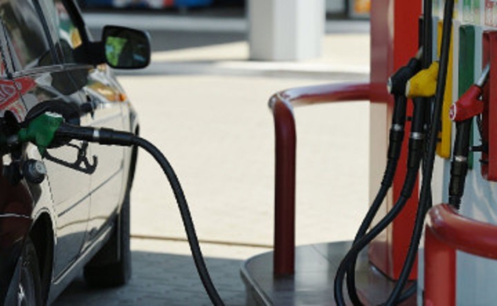 Заправка автомобиля. Фото Алексея Сазонова, РИА Новости