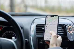 Человек со смартфоном в автомобиле. Фото предоставлено пресс-службой ПАО «МегаФон»