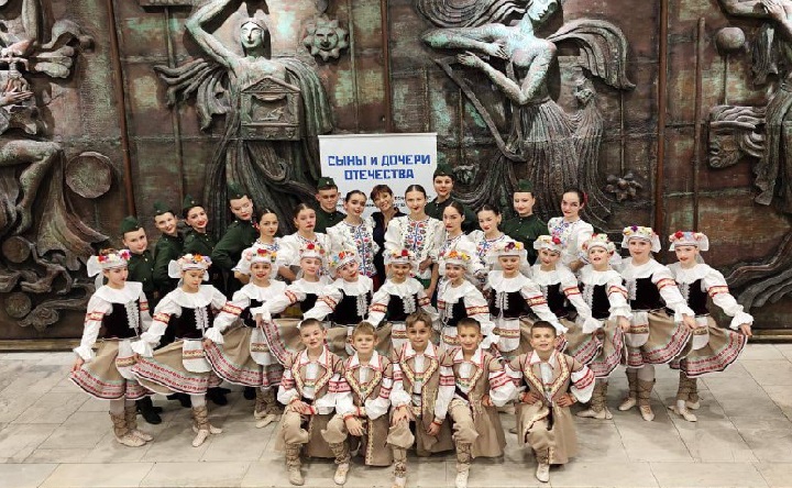 Коллектив театра танца "Восторг" на конкурсе. Фото пресс-службы администрации Азовского района