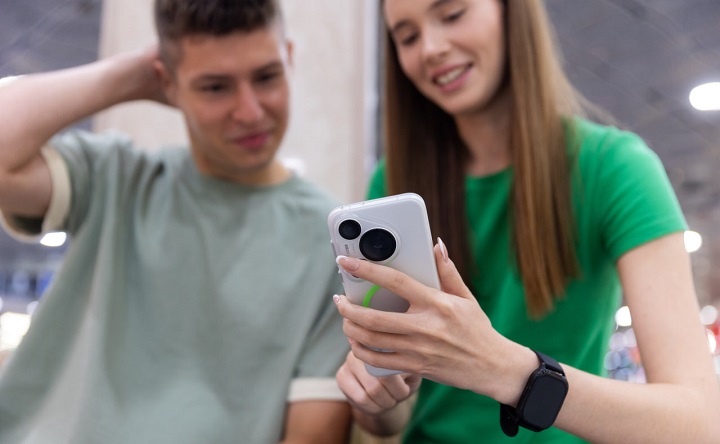 Молодые люди со смартфонами. Фото предоставлено пресс-службой ПАО «Мегафон»