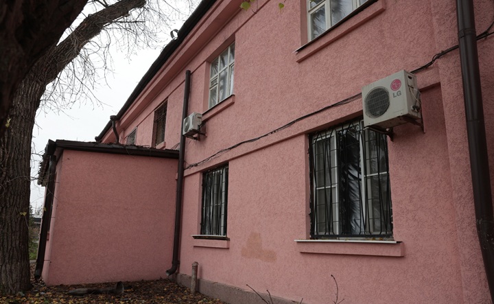 Дом с выбитыми стёклами. Фото пресс-службы губернатора