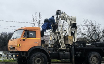 Установка светофора на Кагальницком шоссе. Фото пресс-службы администрации Азова