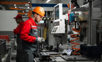 Рабочий на промышленном предприятии. Фото пресс-службы Ростовского регионального фонда развития промышленности