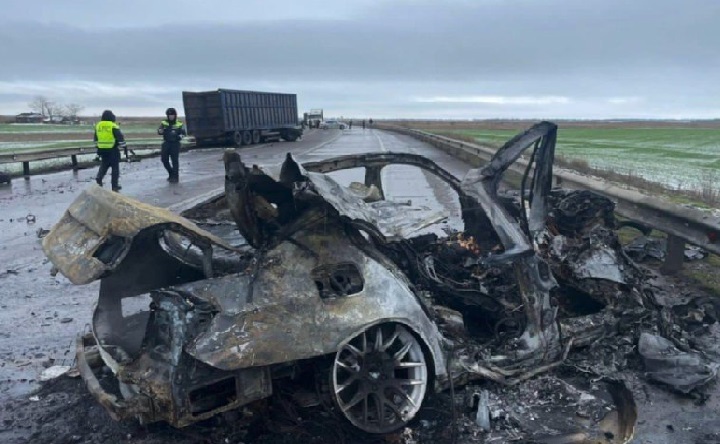 Сгоревшее авто после ДТП. Фото пресс-службы Госавтоинспекции Ростовской области