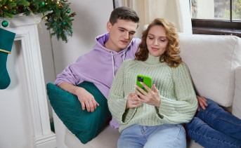 Молодые люди со смартфоном. Фото предоставлено пресс-службой ПАО «МегаФон»