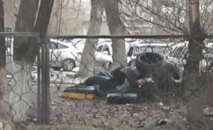 Выброшенные старые шины. Фото управления муниципальной инспекции администрации Новочеркасска