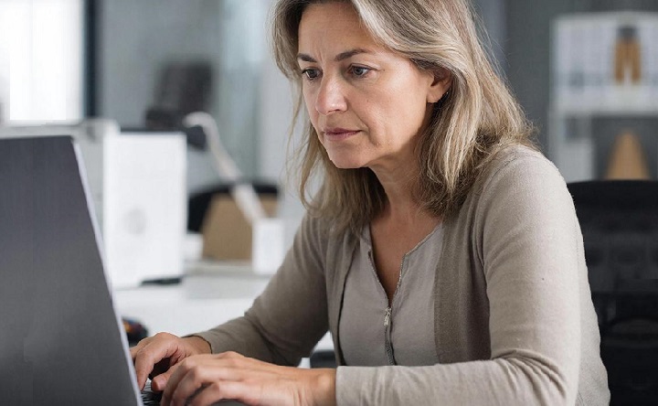 Женщина за ноутбуком. Изображение сгенерировано нейросетью Сбера Гигачат