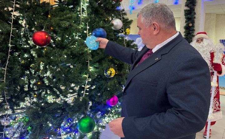 Участие главы Азовского района в акции «Ёлка желаний». Фото telеgram-канала Сергея Комарова