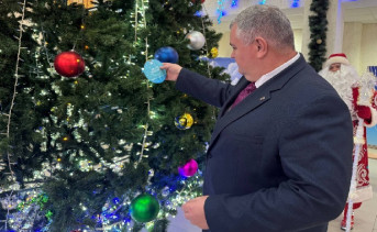 Участие главы Азовского района в акции «Ёлка желаний». Фото telеgram-канала Сергея Комарова