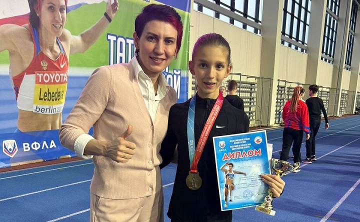 Дарья Калюжная и её тренер. Фото telegram-канала управления физкультуры и спорта администрации Новочеркасска