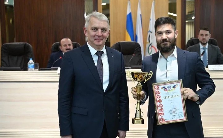 Награждение начальника отдела спорта Азова Акопа Курганяна. Фото пресс-службы администрации Азова